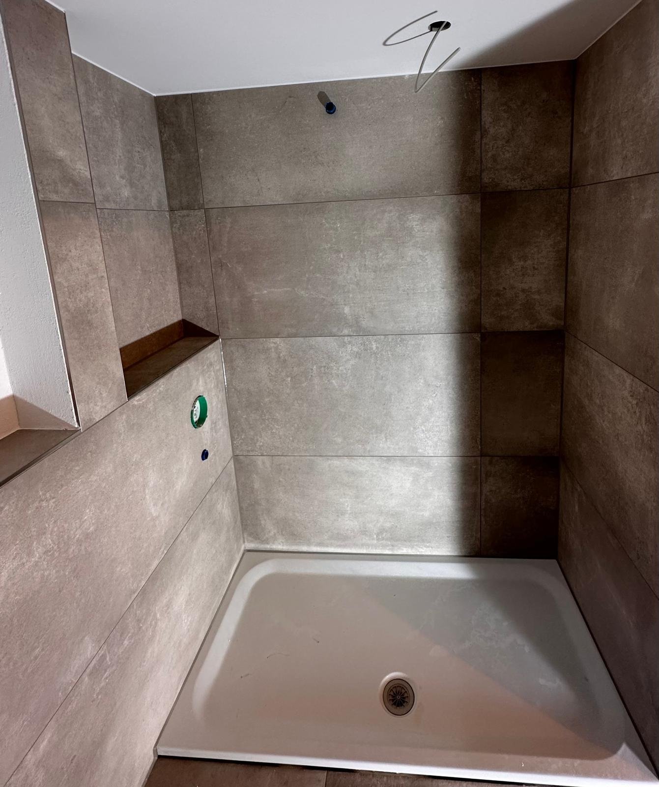Moderne Dusche im sanierten Badezimmer