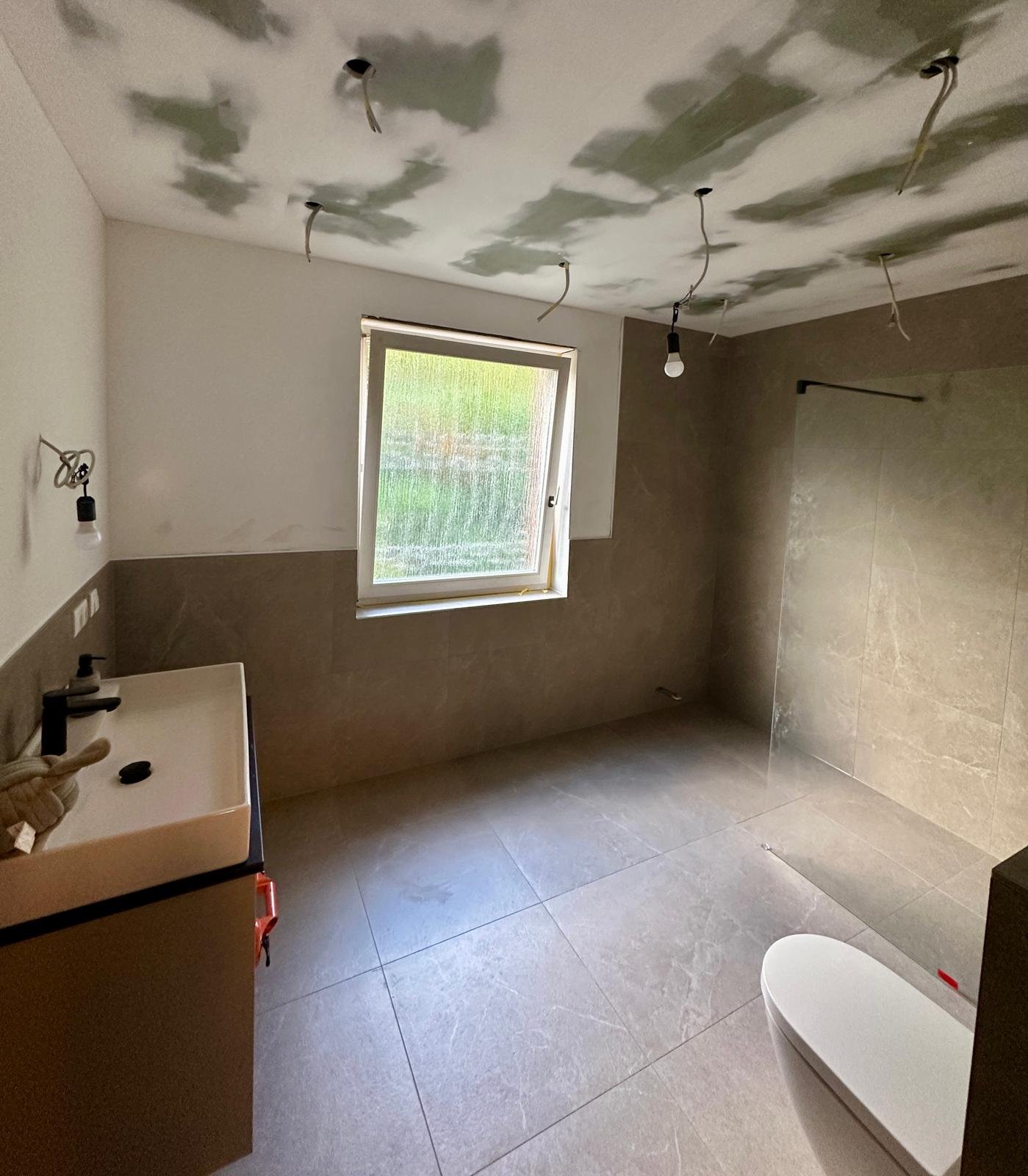 Komplett saniertes gro&szlig;es Badezimmer mit Wanne und Dusche