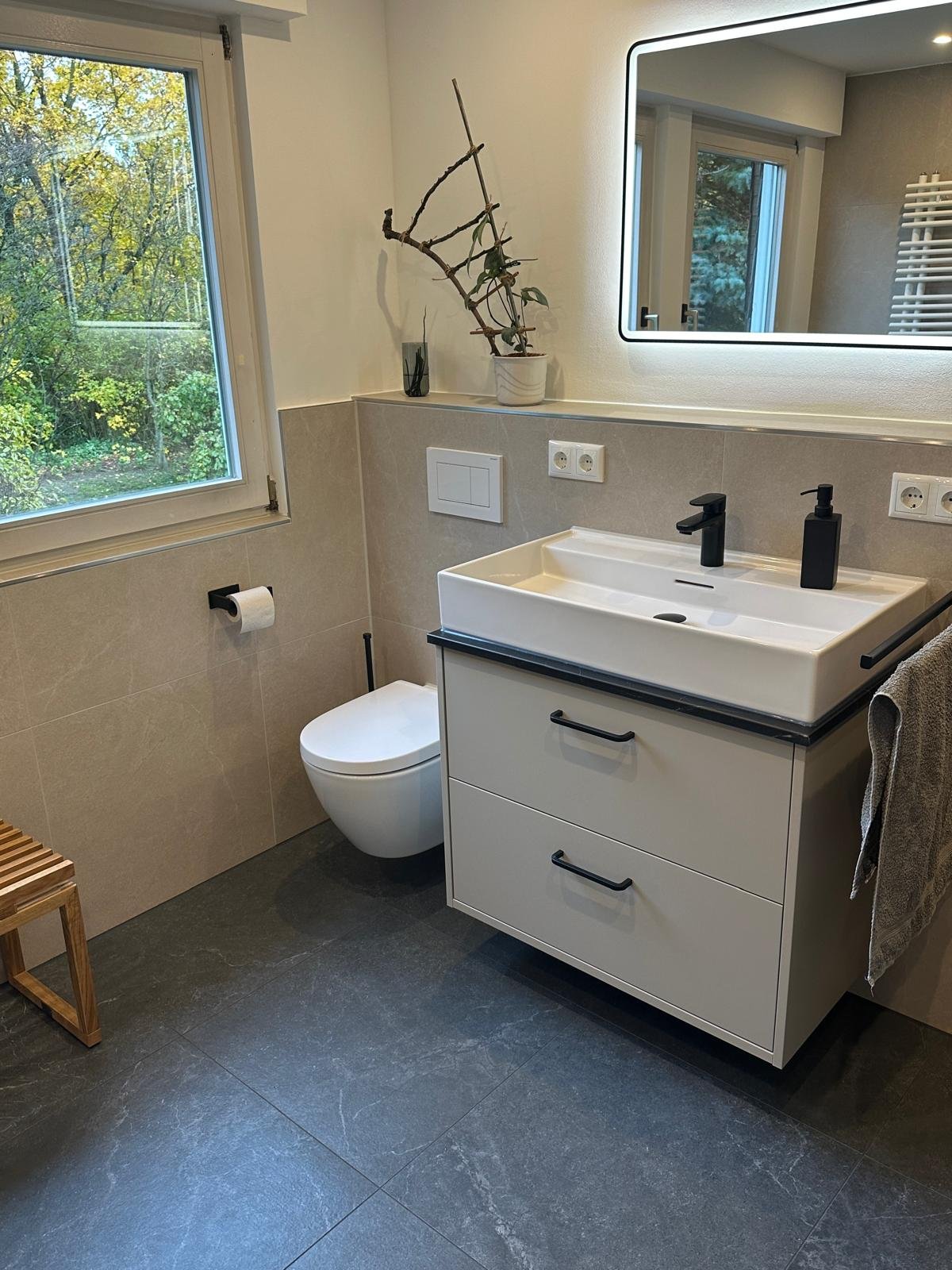Professionell saniertes Badezimmer in Bad Honnef mit modernen Fliesen